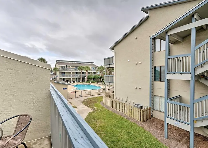 Pcb Condo With Balcony Close To The Beach!