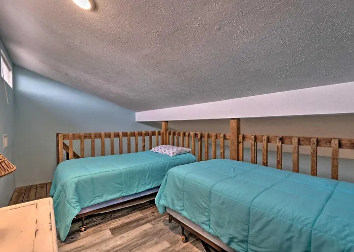 Pcb Condo With Balcony Close To The Beach!